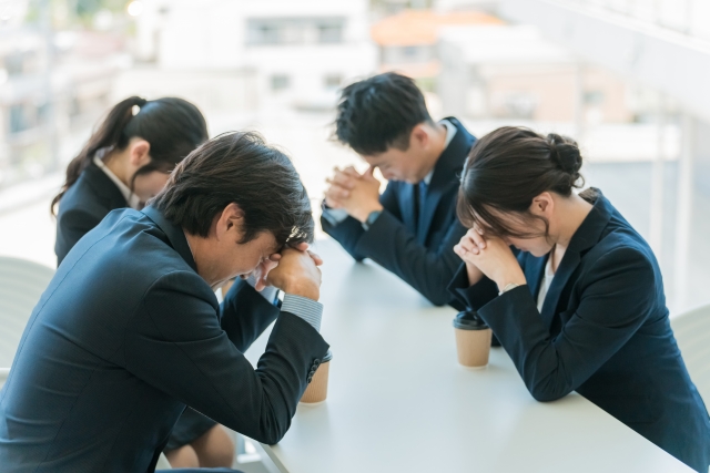 途方に暮れる社員たち