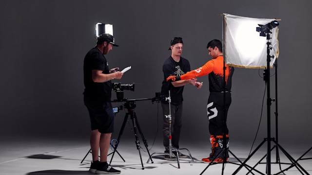 アニメCM 実写 違い